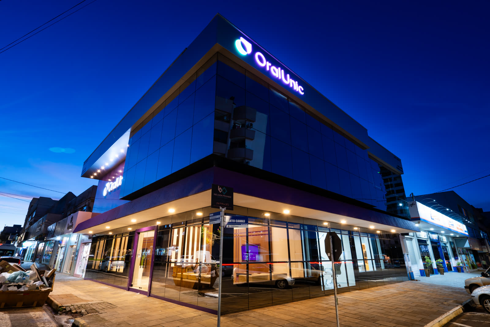 Fachada iluminada da Oral Unic Tapejara à noite